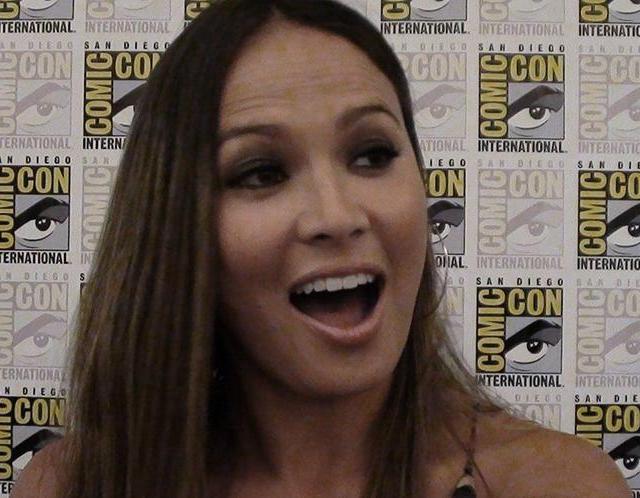 Gorgeous as well as talented, Moon Bloodgood brilliantly portrays Dr. Anne Glass on the science fiction series that fans around the world adore. - 02_01-Comic-Con-2011-Moon-Bloodgood-Falling-Skies-Press-DSC03568