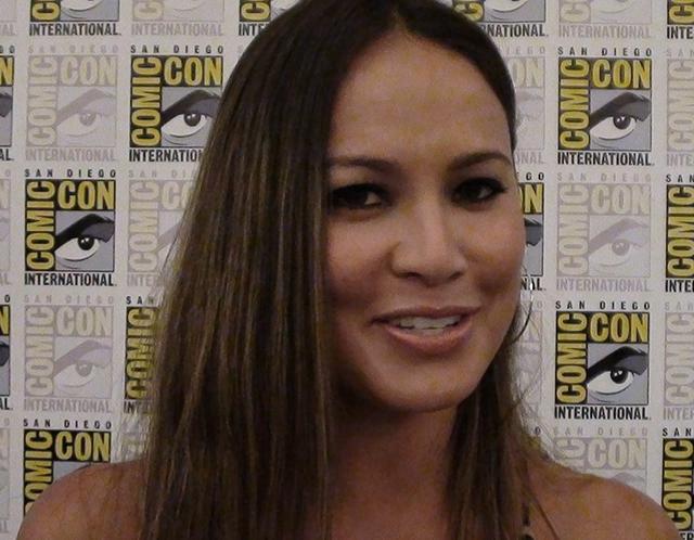 During our private time with Moon Bloodgood in the TNT Press Room, she related that she has a hidden nature to Dr. Anne Glass and about both the shame and ... - 02_02-Comic-Con-2011-Moon-Bloodgood-Falling-Skies-Press-DSC03571