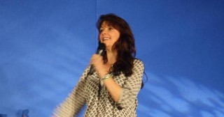 AT5 - Amanda Tapping smiles