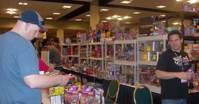 BotCon 2012 - Fan eagerly purchase cool Transformer items!