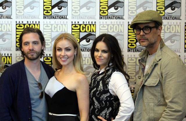 12 Monkeys Aaron Stanford, Amanda Schull and Emily Hampshire Interviews Comic-Con 2015!