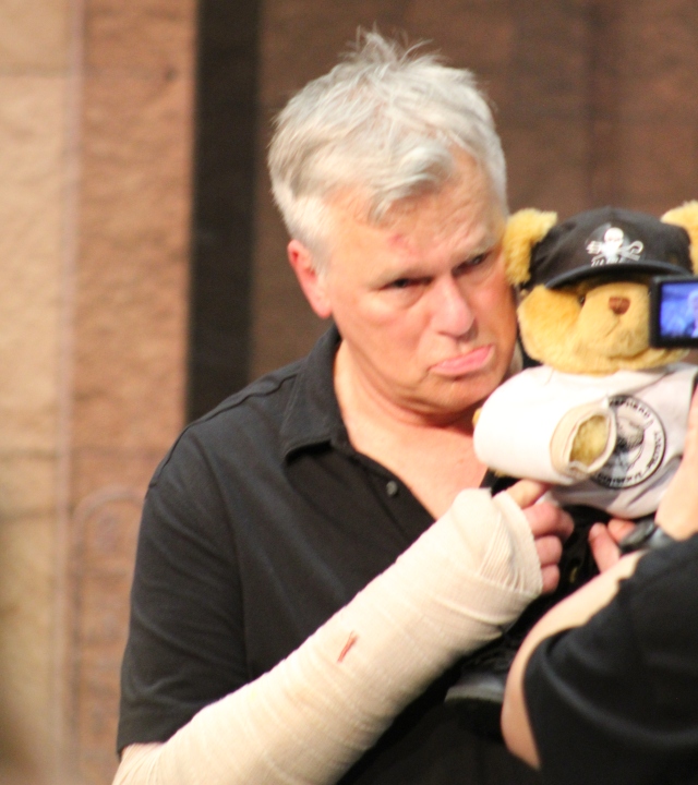 Gatecon 2016 - Richard Dean Anderson and teddy bear