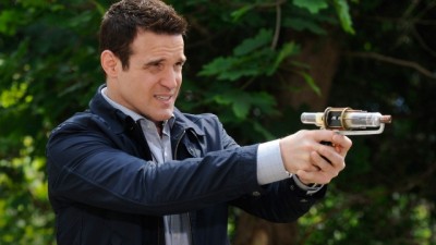 Warehouse 13 S4x10 - Eddie McClintock with Tesla gun